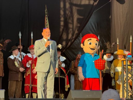 De burgemeester met Polke de mascotte