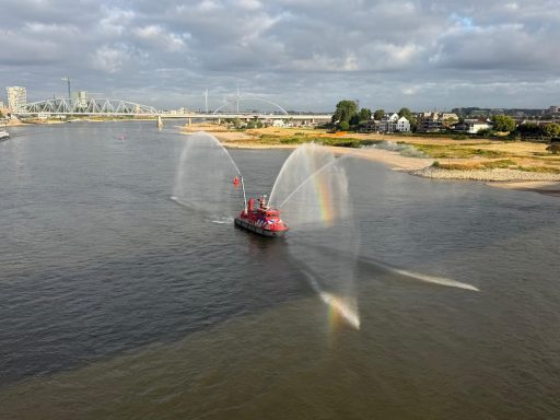 De brandweer op de Waal naast de Waalbrug