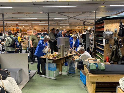 En bij de Jong, koffie en thee en lekkers, allemaal gratis.