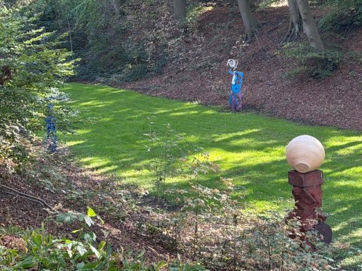 Veel beelden en kunst in het park van het kasteel