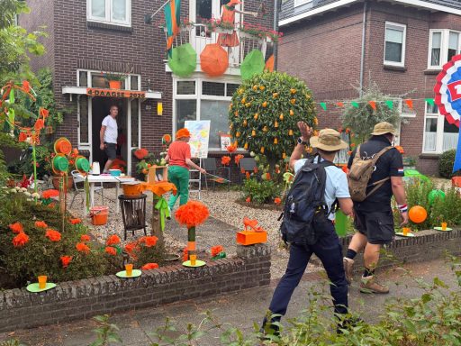 Een alle jaren versierde tuin door een op leeftijd zijnde vrouw