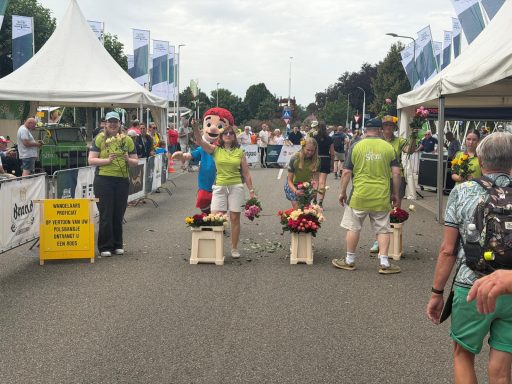 Ontvangst met een roos een hand van Polke en een medaille