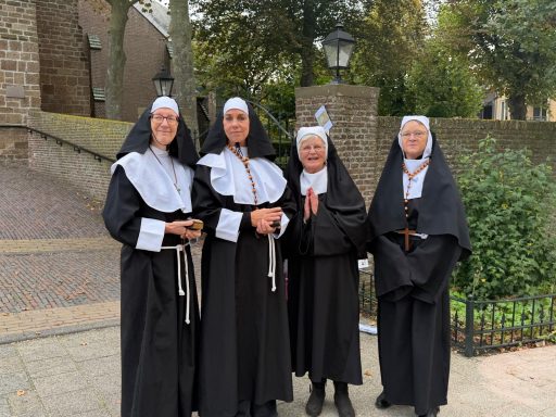 Met adelijke nonnen voor de kerk