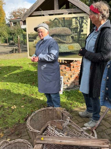 Deze vrouw vertelde over het ontstaan van het bloemencorso en dat zij met haar familie de bedenkers waren