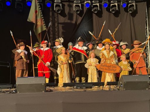 De Nachtwacht door de schutterij uitgebeeld