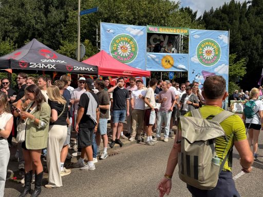 Op de rotonde bij Groesbeek de Zevenheuvelweg op